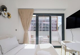 Stylish Riviera Studio Near Downtown