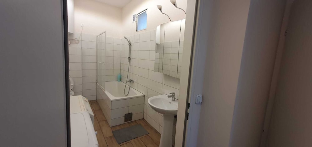 Group Stay 3 Apts Near Enkplatz