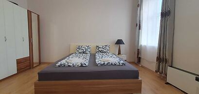 Group Stay 3 Apts Near Enkplatz