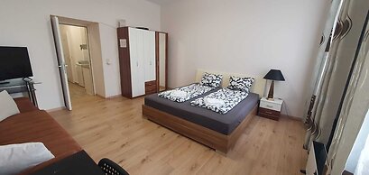 Group Stay 3 Apts Near Enkplatz