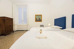 Airy 5BR Flat with Balcony - Old Town