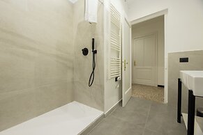 Airy 5BR Flat with Balcony - Old Town