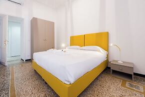 Airy 5BR Flat with Balcony - Old Town