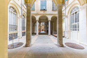 Airy 5BR Flat with Balcony - Old Town