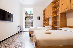 Airy 5BR Flat with Balcony - Old Town