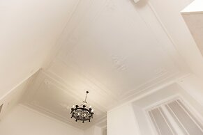 Airy 5BR Flat with Balcony - Old Town