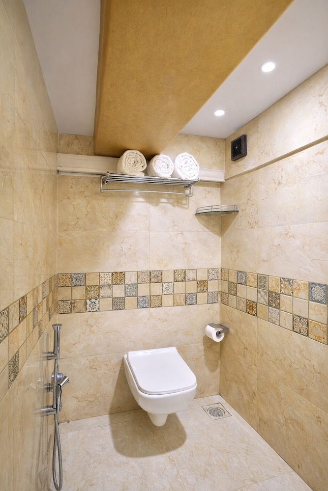Glitz Saineel Executive Near Juhu Beach