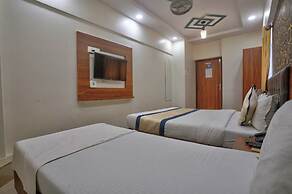 Glitz Saineel Executive Near Juhu Beach