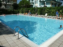 Relaxing Flat With Pool Access