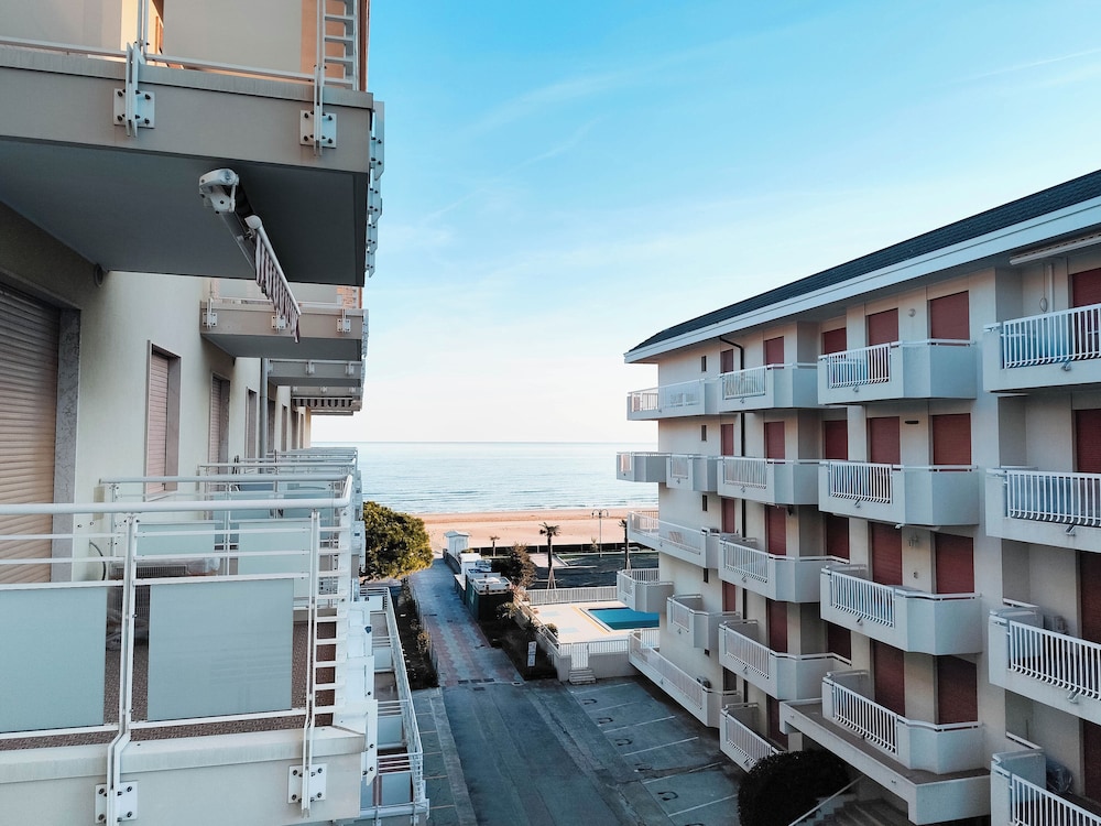 Spacious Apartment With Balcony by the sea