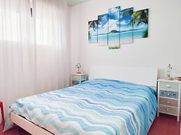 Comfy Apartment With Pool Access