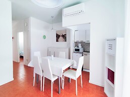 Comfy Apartment With Pool Access
