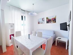 Comfy Apartment With Pool Access
