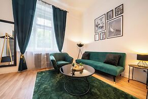 Green Greguss Apartment