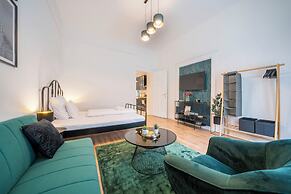 Green Greguss Apartment