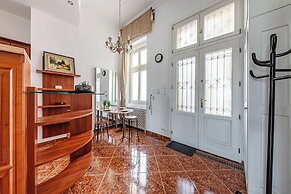 Budapest Classic Charm | 2Br + Cornertub + Smarttv