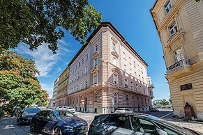 Budapest Classic Charm | 2Br + Cornertub + Smarttv