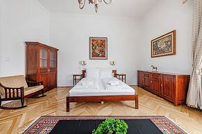 Budapest Classic Charm | 2Br + Cornertub + Smarttv