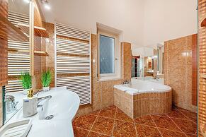 Budapest Classic Charm | 2Br + Cornertub + Smarttv