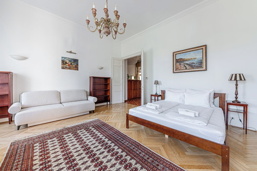 Budapest Classic Charm | 2Br + Cornertub + Smarttv
