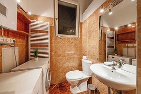 Budapest Classic Charm | 2Br + Cornertub + Smarttv