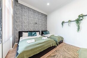 The Other Side - Spacious 3BR with Jacuzzi and Private Sauna