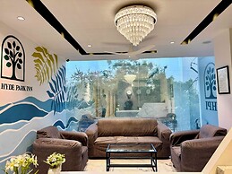 THE HYDE PARK INN