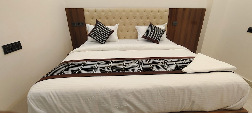 HOTEL KHYAATHI GRAND