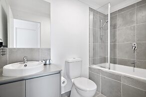 Spacious Tarneit Home With Private Garden
