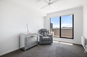 Spacious Tarneit Home With Private Garden