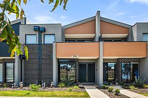 Spacious Tarneit Home With Private Garden