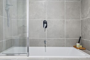 Spacious Tarneit Home With Private Garden