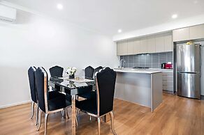 Spacious Tarneit Home With Private Garden