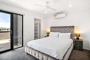 Spacious Tarneit Home With Private Garden