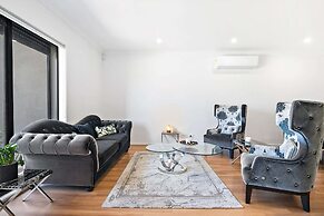 Spacious Tarneit Home With Private Garden