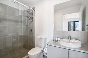 Spacious Tarneit Home With Private Garden