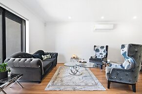 Spacious Tarneit Home With Private Garden
