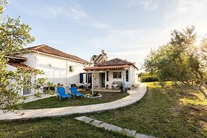 Petalidi Sunny Home One - Charming Garden Nest