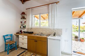 Petalidi Sunny Home One - Charming Garden Nest