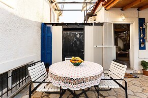 Petalidi Sunny Home One - Charming Garden Nest