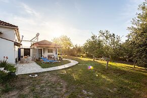 Petalidi Sunny Home One - Charming Garden Nest