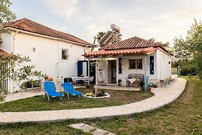 Petalidi Sunny Home One - Charming Garden Nest