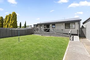 Spacious 2-bedroom With Private Parking Access