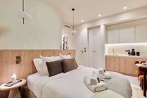 Exceptional Grand Apartment - Louvre Museum