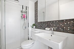 Luxury 2-bed Apartment in Melbourne's Heart