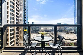 Luxury 2-bed Apartment in Melbourne's Heart