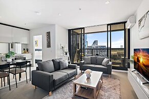 Luxury 2-bed Apartment in Melbourne's Heart