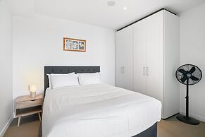 Luxury 2-bed Apartment in Melbourne's Heart