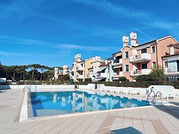 Spacious Apartment With Pool Access