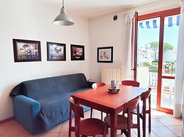 Bright Apartment With Pool